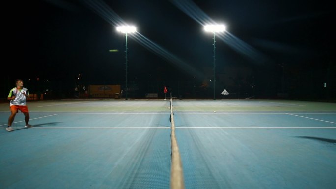 打网球锻炼打球挥拍力量奔跑运动场