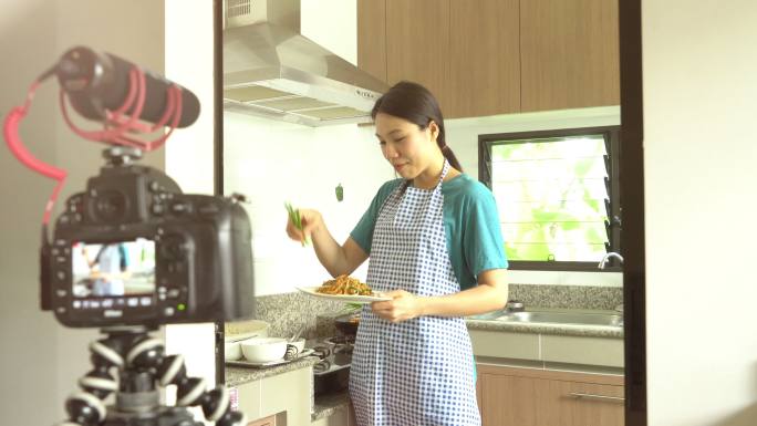 食物设计师在厨房录制食物准备的视频