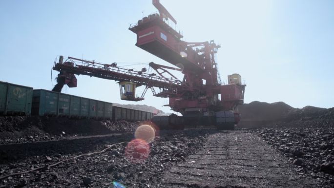 露天煤矿用的巨型斗轮挖掘机特写镜头