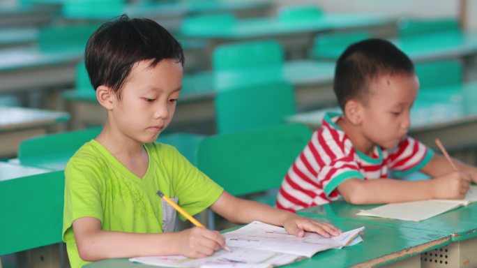 孩子们在上课学习书男性