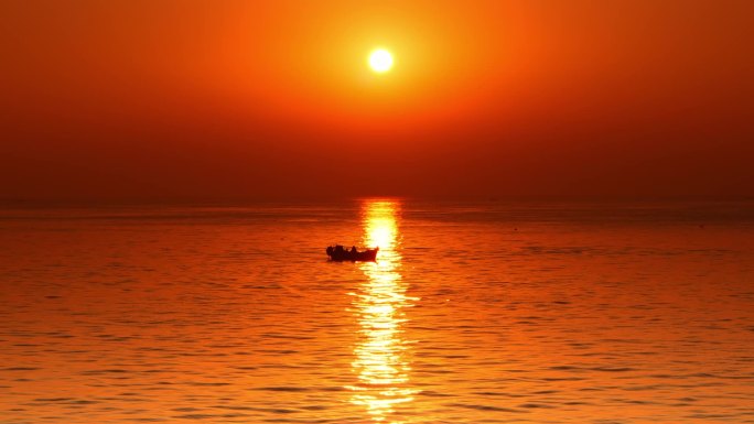 日出时海面上一只小船