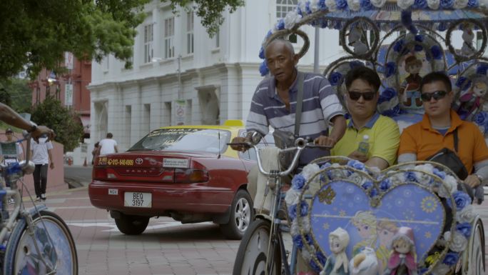 马六甲街道上的人力旅游三轮车