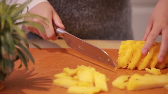 削菠萝皮切菠萝块  (9)