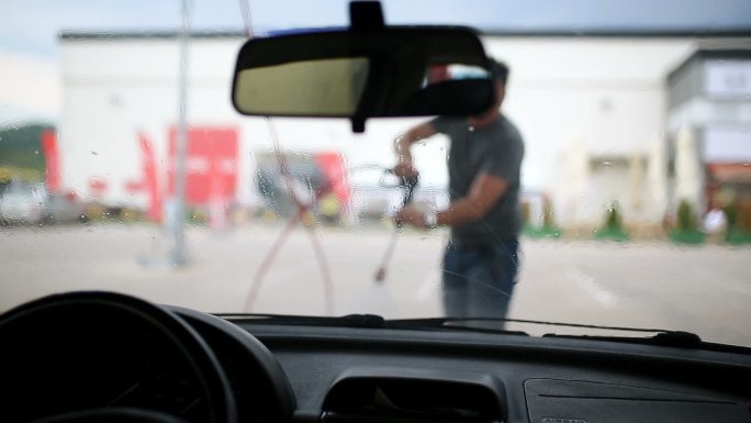 用清洁泡沫和高压水清洗汽车