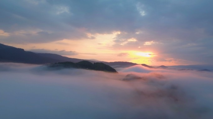 美丽的日出山顶云烟绿水青山群山云雾