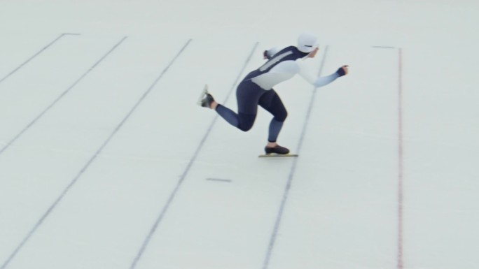 女性速滑运动员在比赛
