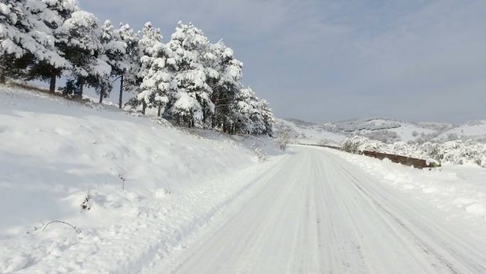 道路上堆积的雪冬季雪山大雪覆盖白雪道路