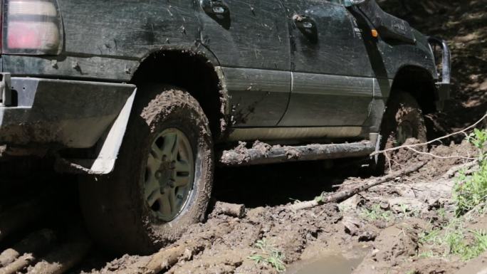 越野车陷在泥里探险泥土路