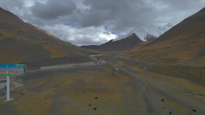 西藏卡若拉冰川雪山旁的省道航拍