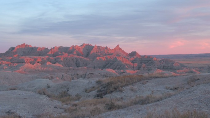 日落时分美丽的红色砂岩山顶
