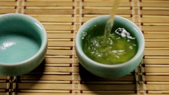 绿茶倒进杯中制茶炒茶道文化茶园泡茶采茶