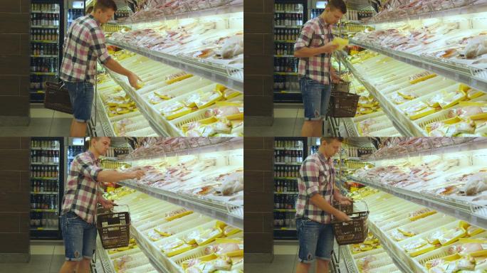 一个年轻人在超市的冷藏区购买冷藏食品