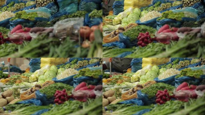 菜市场商贩卖各种蔬菜 (10)