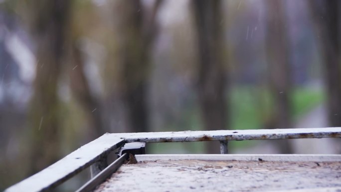 窗台上的雨点在飞溅