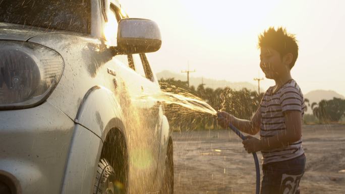 孩子洗车与水喷雾器
