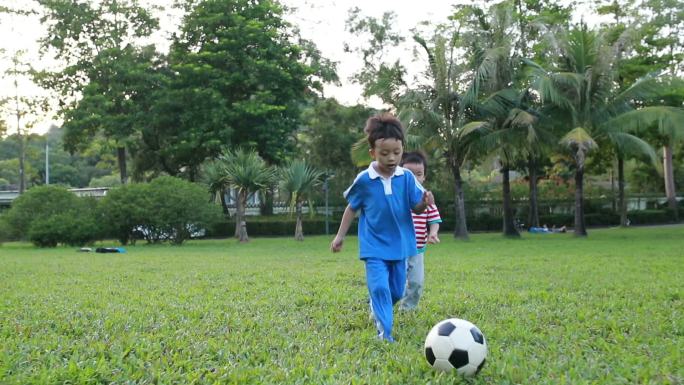 足球的男孩草地5岁孩子踢球