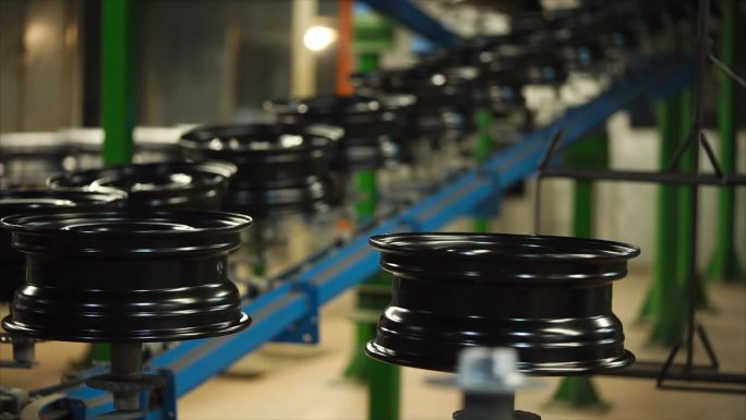 工厂里有数百个铺设轮子的移动传送带