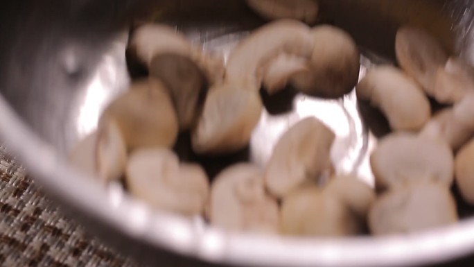 不锈钢水盆清洗口蘑草菇 (2)