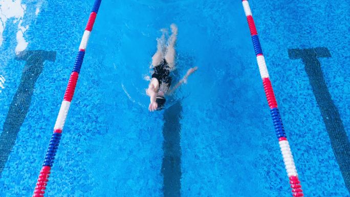 一位职业女子游泳运动员展示了背泳式