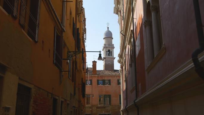 威尼斯城夏日狭窄的街道
