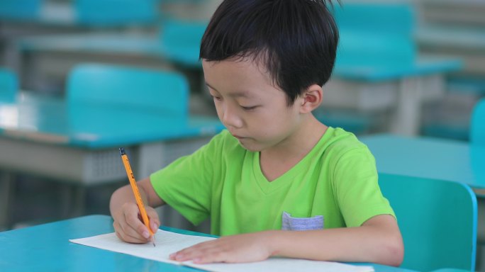 男孩在上课学习小学生考试写字