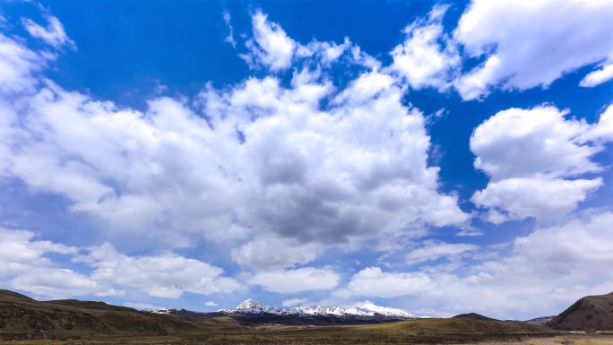 川西高原甘孜康定塔公草原雅拉雪山蓝天延时