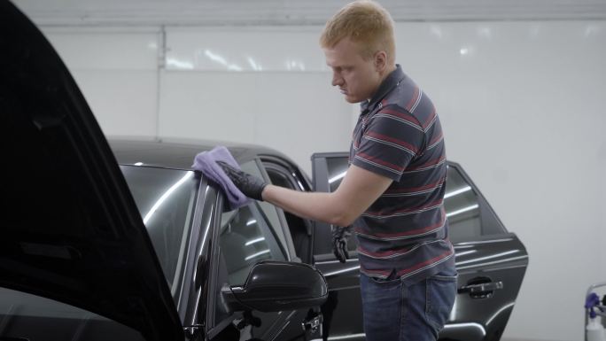 一位男人正在洗车国外外国洗车工清洁擦车