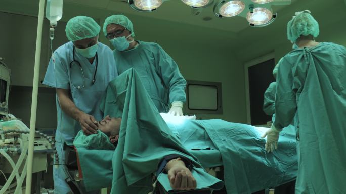 一组外科医生做手术