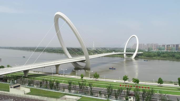 “网红桥”南京眼步行桥  跨江发展