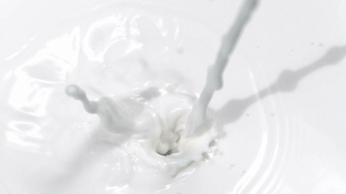 牛奶落下的慢镜头视频素材蒙牛伊利奶水溶液