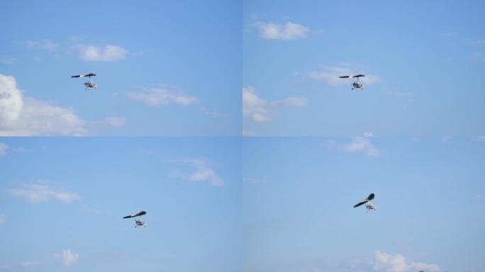悬挂式滑翔机在空中飞行