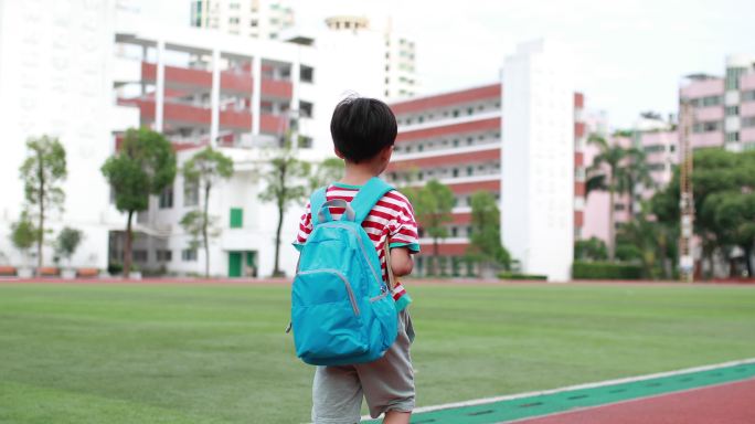 回到学校小男孩小学校园操场跑道早晨上学