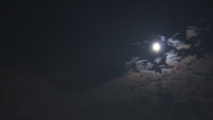 在多云的夜晚天空中的月亮