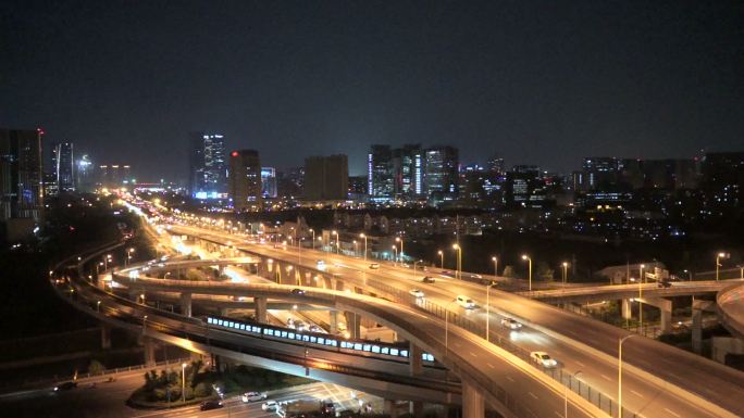 城市夜间的交通路夜