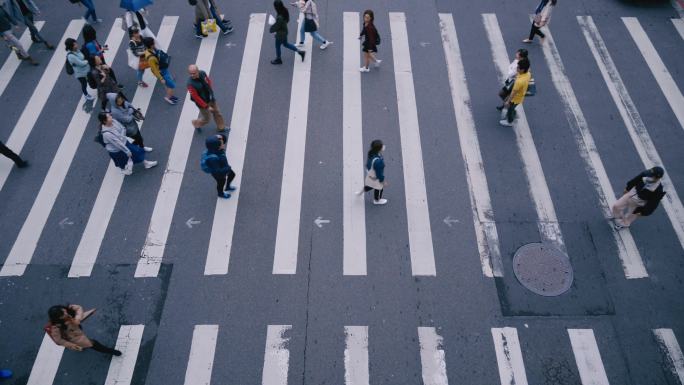 行人在雨天过马路红绿灯交通街道人行道斑马