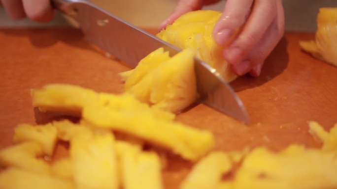 削菠萝皮切菠萝块  (10)