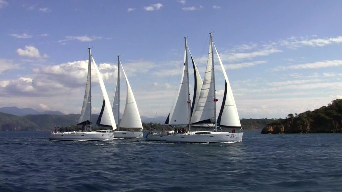 四艘帆船在格切克湾同步行驶