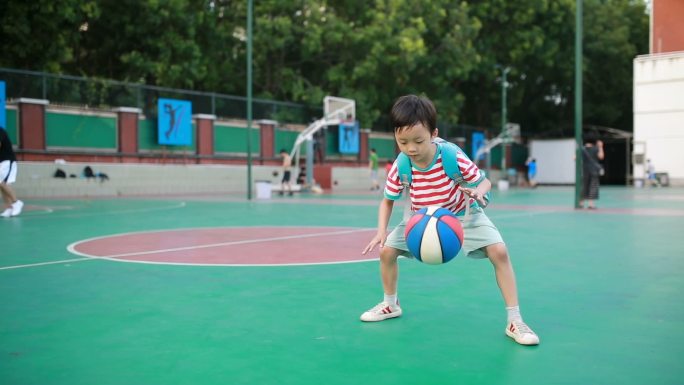 可爱的儿童打篮球