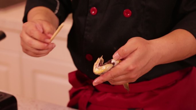 用筷子给小黄鱼去内脏的方法  (2)