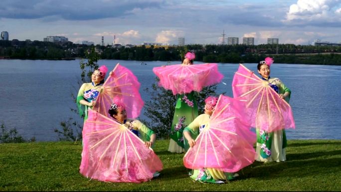 女演员身着中国传统服饰，与粉丝们一起在河