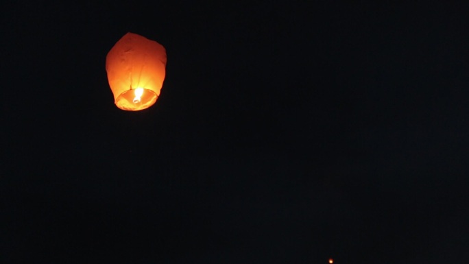 在夜空中孔明灯