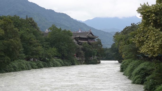 都江堰河的流动和山脉，中国