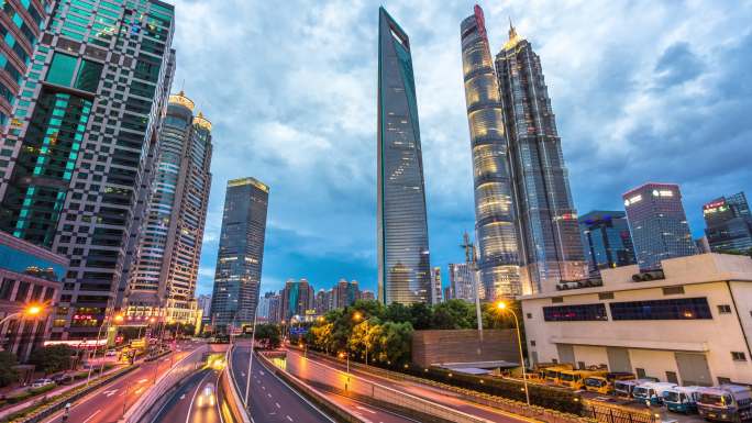 上海浦东新区东方明珠塔繁忙交通夜景延时