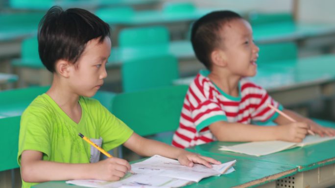 孩子们在上课小学生小学教室小学课堂