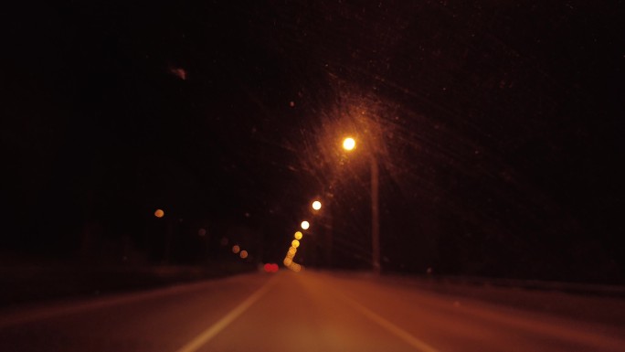 黑夜开车在路上