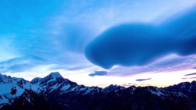 夕阳下的库克山雪峰