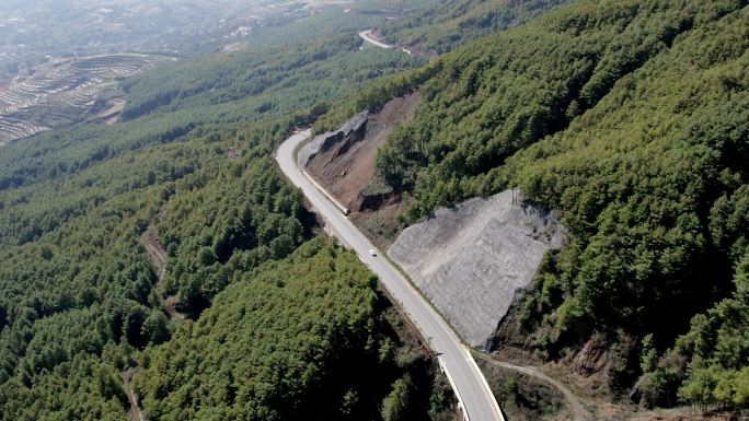 航拍自驾旅行在路上的森林公路壮阔山河