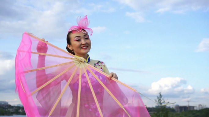 女孩穿着中国传统服装