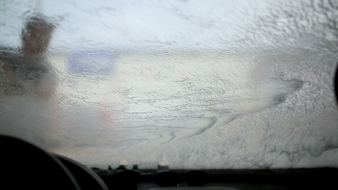 用清洁泡沫和高压水清洗汽车