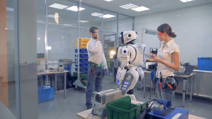 工程师通过手势和电脑来指导机器人的动作